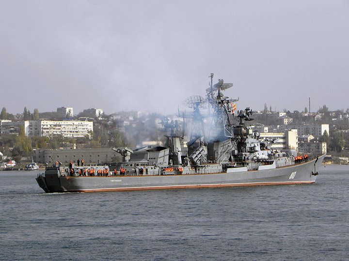 Сторожевой корабль "Сметливый" заходит в Севастопольскую бухту