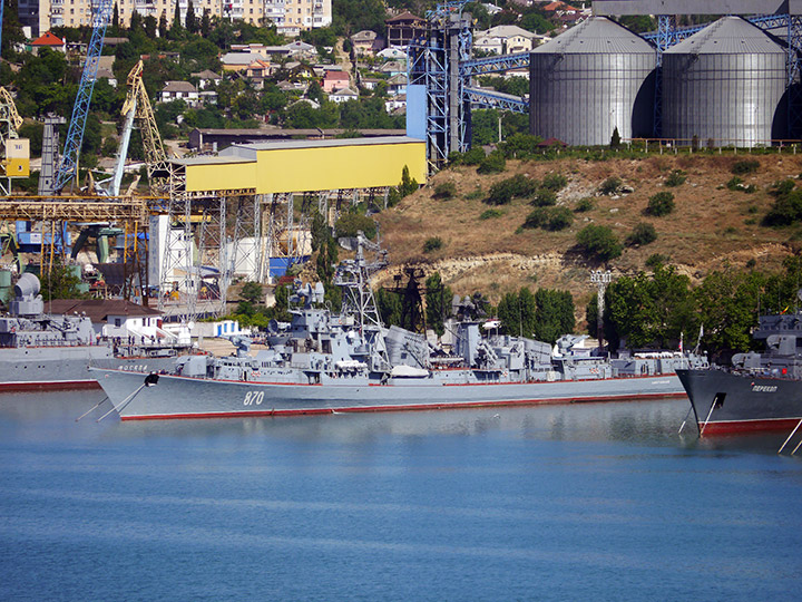 Сторожевой корабль "Сметливый" у причала в Севастополе