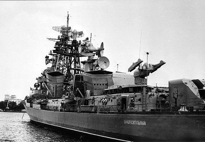 Большой противолодочный корабль "Сообразительный" у причала в Севастополе