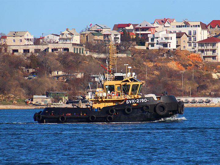 Буксирный катер БУК-2190 ЧФ РФ на фоне Северной стороны Севастополя