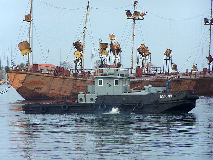 Буксирный катер "БУК-49" в Стрелецкой бухте Севастополя