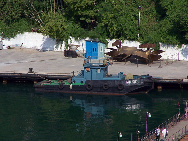 Буксирный катер "БУК-532" Черноморского флота у причала