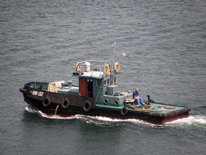 Буксирный катер "БУК-532" на ходу в Севастопольской бухте