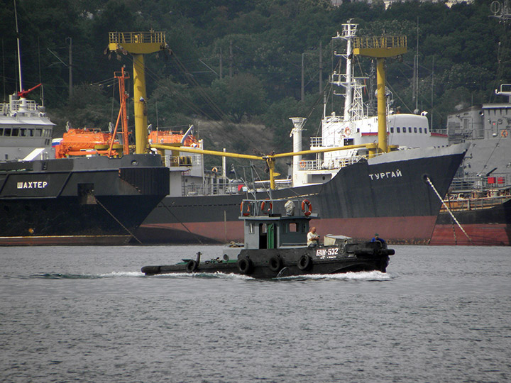 Буксирный катер "БУК-532" на фоне судов Черноморского флота