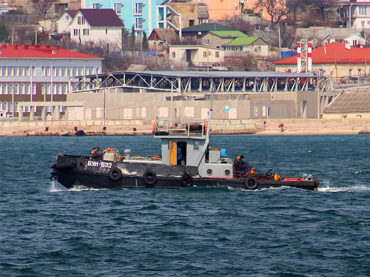 Буксирный катер БУК-532 ЧФ РФ на ходу в Севастопольской бухте