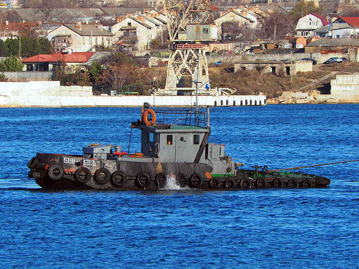 Буксирный катер "БУК-533" за работой в Севастопольской бухте