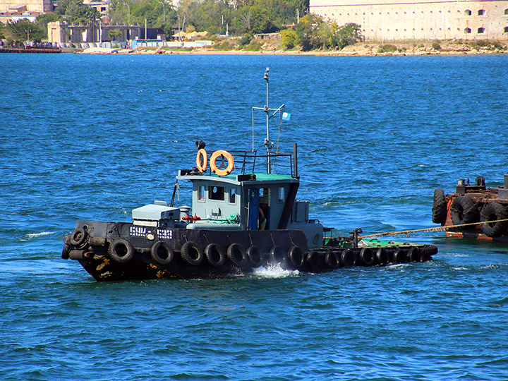Буксирный катер "БУК-533" за работой в море