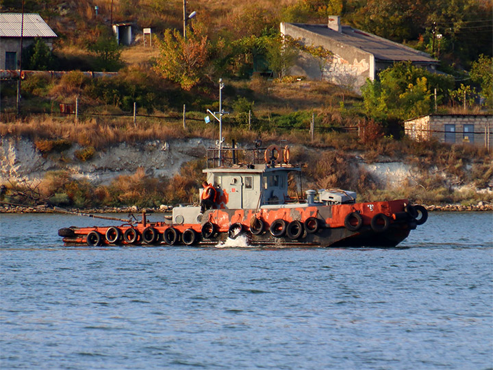 Буксирный катер БУК-533 Черноморского флота за работой в Севастопольской бухте
