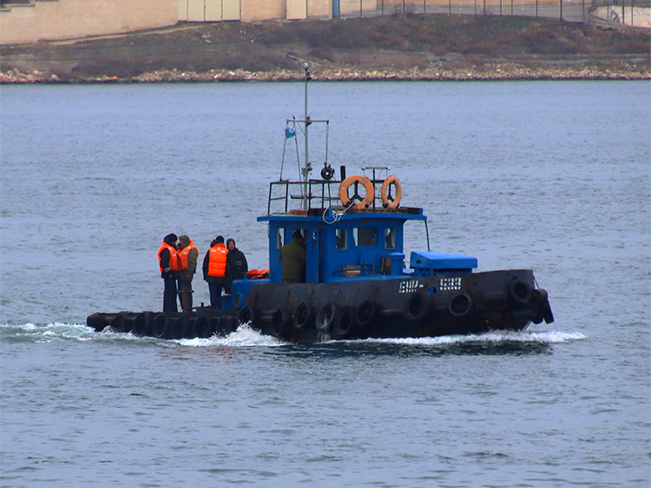 Буксирный катер БУК-533 ЧФ РФ на ходу в Севастопольской бухте