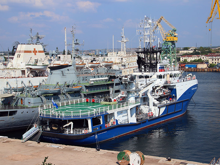 Seagoing Tug Kapitan Nayden with a raised flag of the Auxiliary Fleet of the Russian Navy