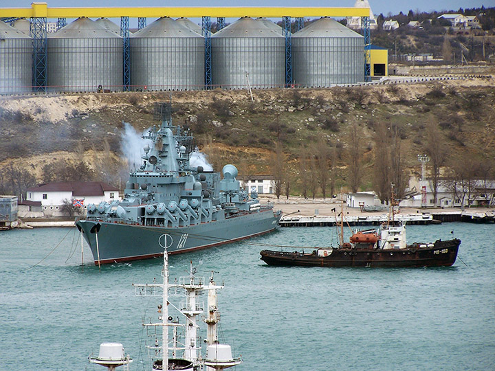 Морской буксир "МБ-160" одерживает гвардейский ракетный крейсер "Москва"