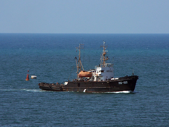 Морской буксир "МБ-160" в море