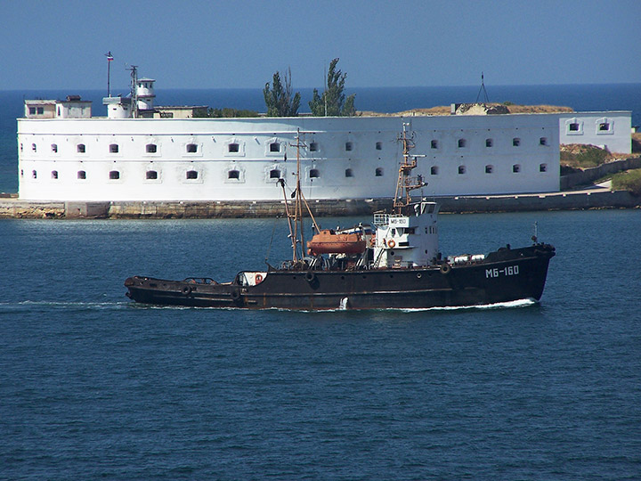 Морской буксир "МБ-160" на фоне Константиновской батареи, Севастополь
