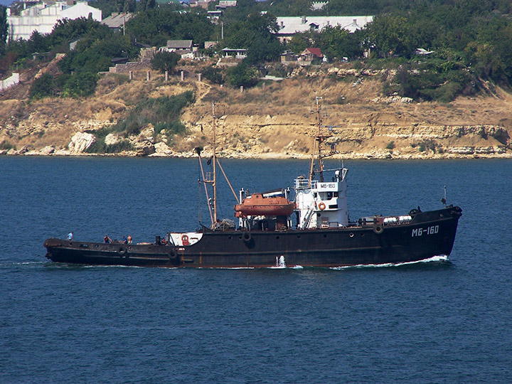 Морской буксир "МБ-160" на фоне Северной стороны, Севастополь