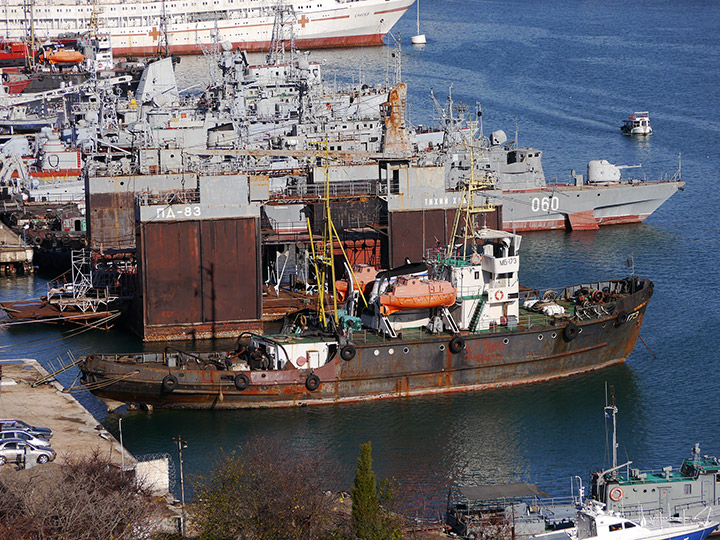Морской буксир "МБ-173" в Южной бухте Севастополя