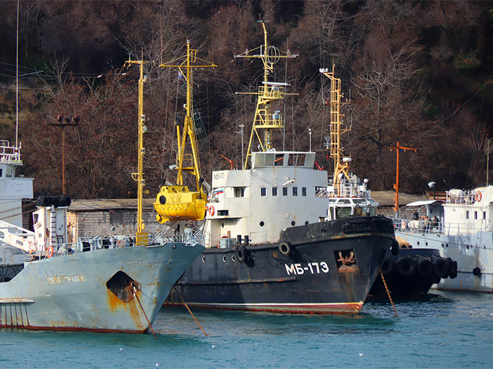 Морской буксир "МБ-173" у причала в б.Южная, Севастополь