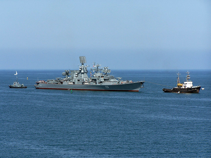 Морской буксир "МБ-174" буксирует большой противолодочный корабль "Керчь"