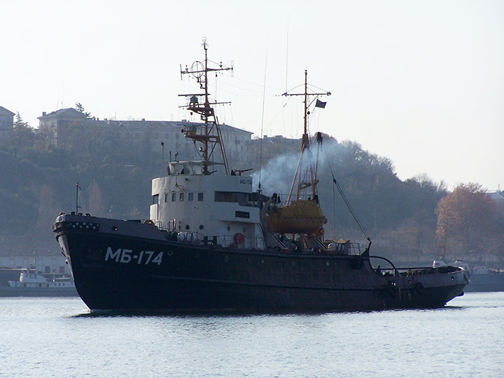 Морской буксир "МБ-174" проходит по Севастопольской бухте