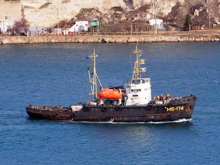 Морской буксир "МБ-174" в Севастопольской бухте