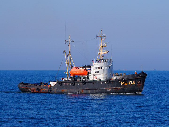 Морской буксир "МБ-174" заходит в Севастопольскую бухту