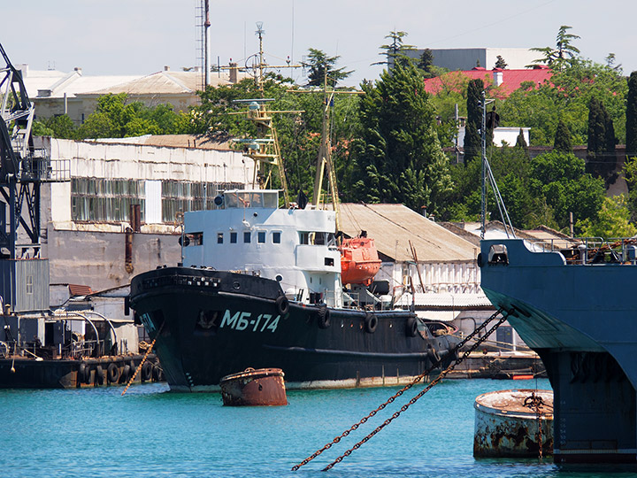 Морской буксир "МБ-174" на судоремонтном заводе