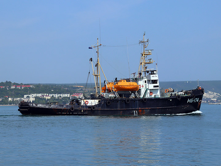 Морской буксир МБ-174 проекта 733 на ходу в Севастопольской бухте