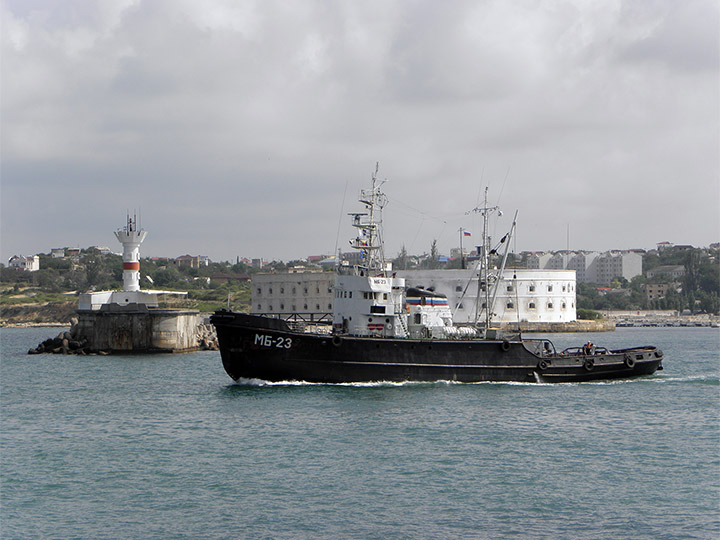 Морской буксир "МБ-23" на фоне Константиновской батареи, Севастополь