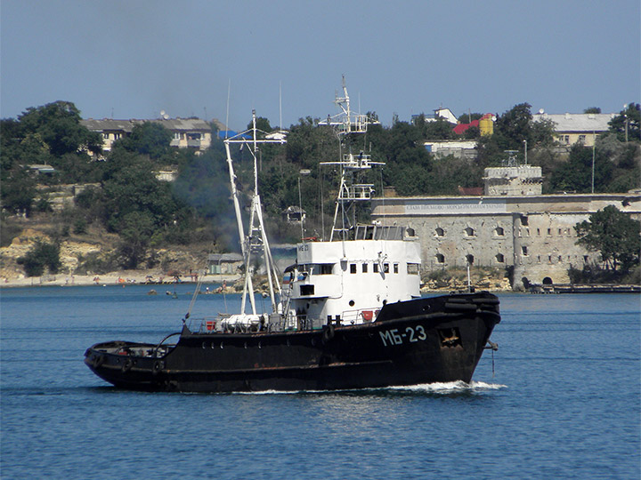 Буксир "МБ-23" проходит по Севастопольской бухте
