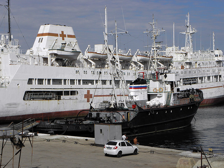 Морской буксир "МБ-23" у причала в Южной бухте, Севастополь