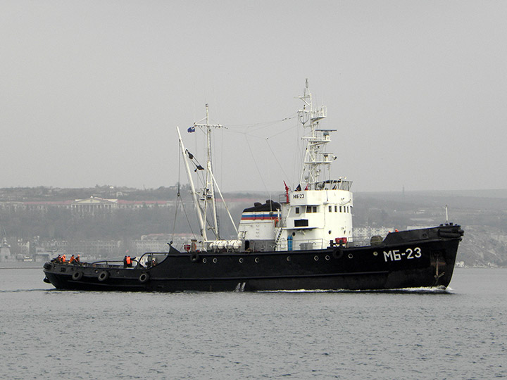 Морской буксир "МБ-23" заходит в б.Южная, Севастополь