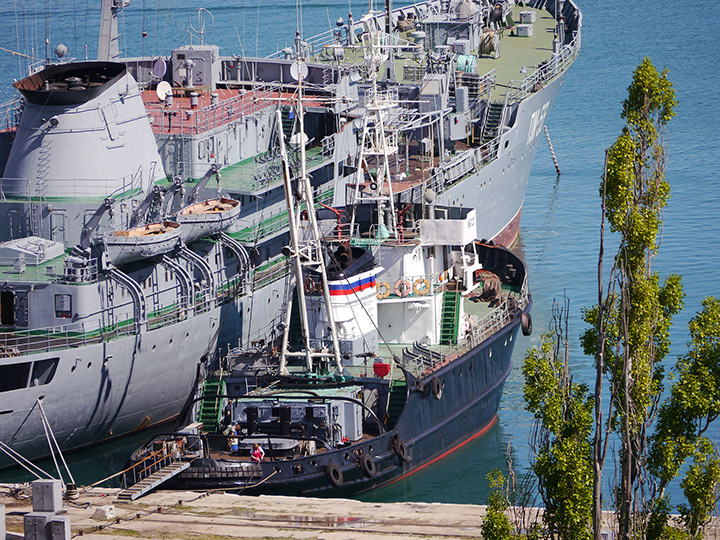 Морской буксир "МБ-23" у причала в Севастополе