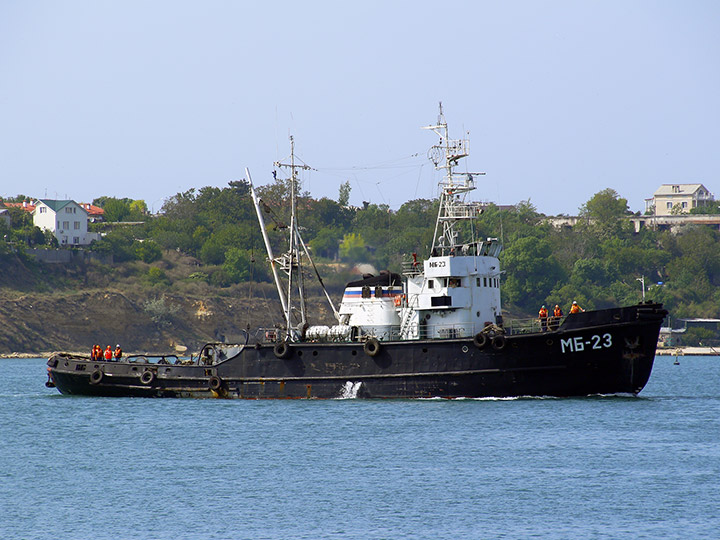 Морской буксир "МБ-23" на ходу Севастопольской бухте
