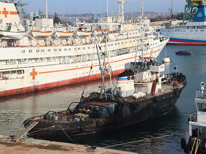 Морской буксир МБ-23 у причала в Южной бухте Севастополя