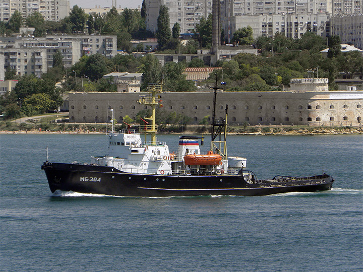 Морской буксир "МБ-304" на ходу