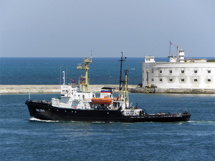 Морской буксир "МБ-304" проходит Константиновскую батарею