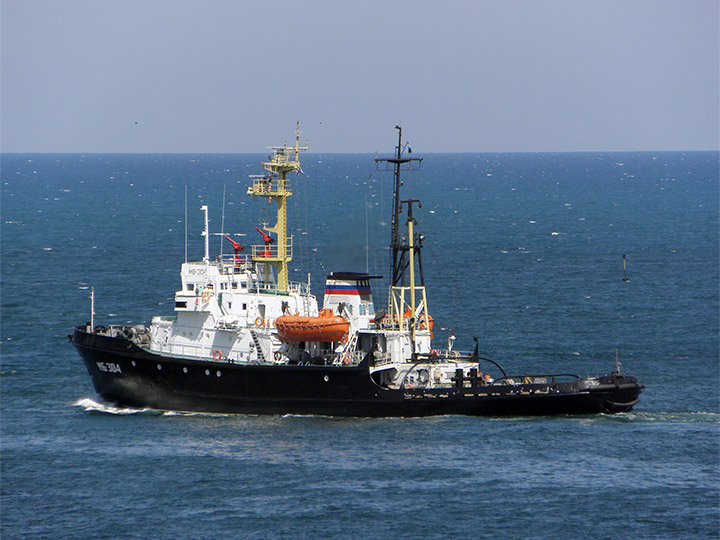 Морской буксир "МБ-304" в море