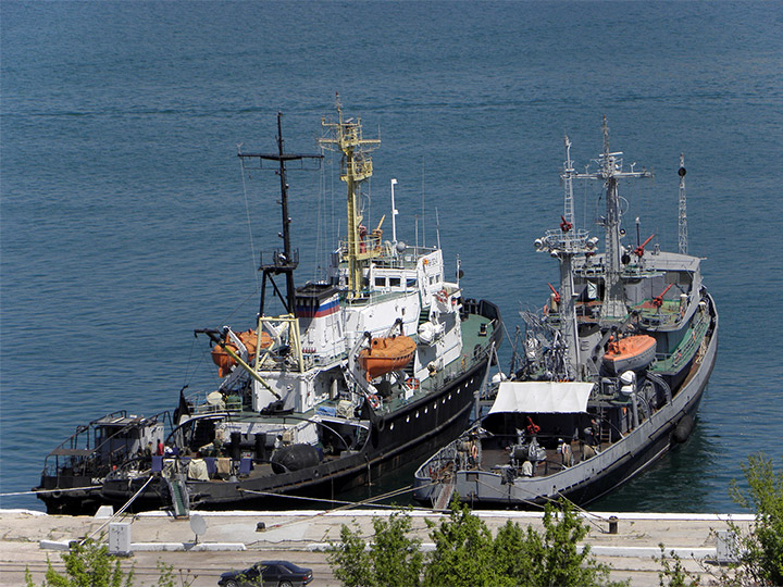 Морской буксир "МБ-304" и противопожарное судно "ПЖС-123"