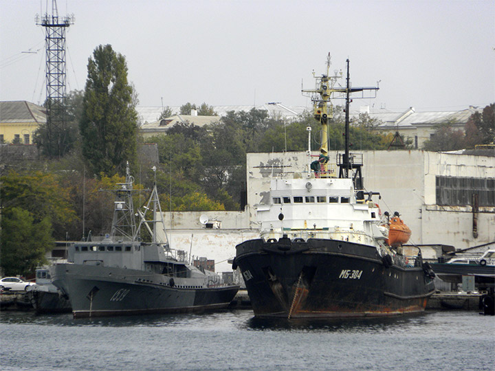 Морской буксир "МБ-304" на судоремонтном заводе