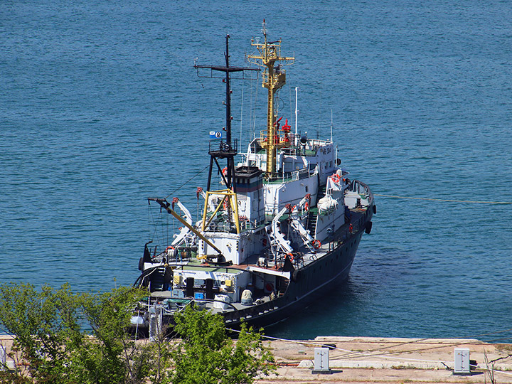 Морской буксир МБ-304 у причала