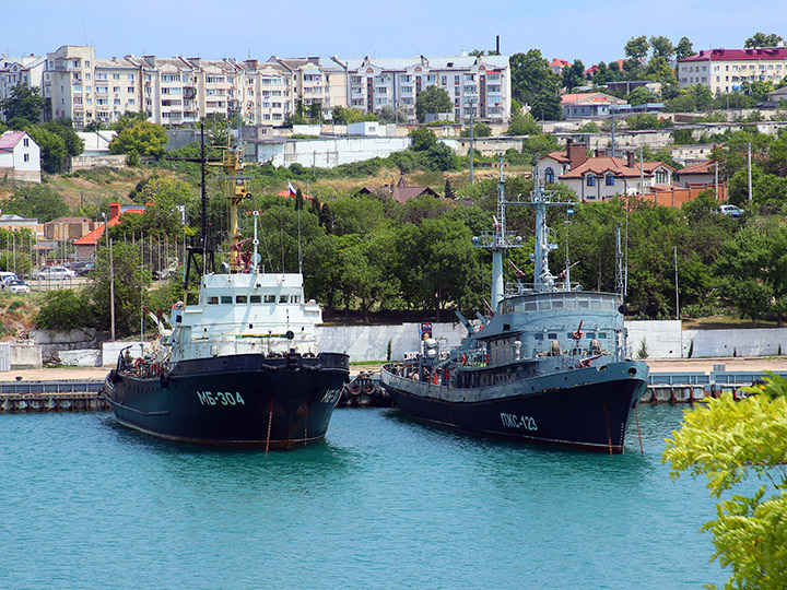 Морской буксир МБ-304 и противопожарное судно ПЖС-123 ЧФ РФ у причала в Севастополе
