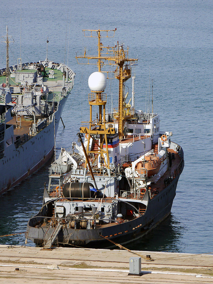 Морской буксир "МБ-31" Черноморского флота у причала