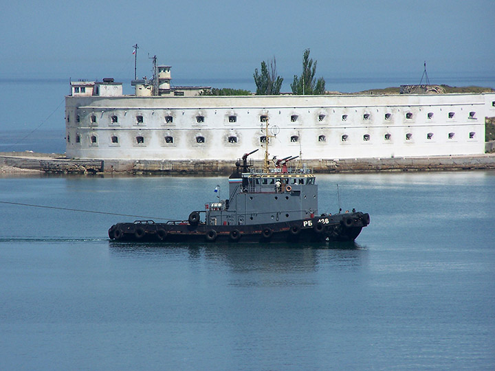 Рейдовый буксир "РБ-136" Черноморского флота на фоне Константиносвкой батареи, Севастополь