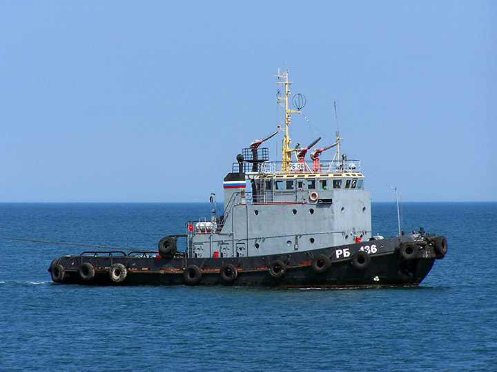 Рейдовый буксир "РБ-136" в море