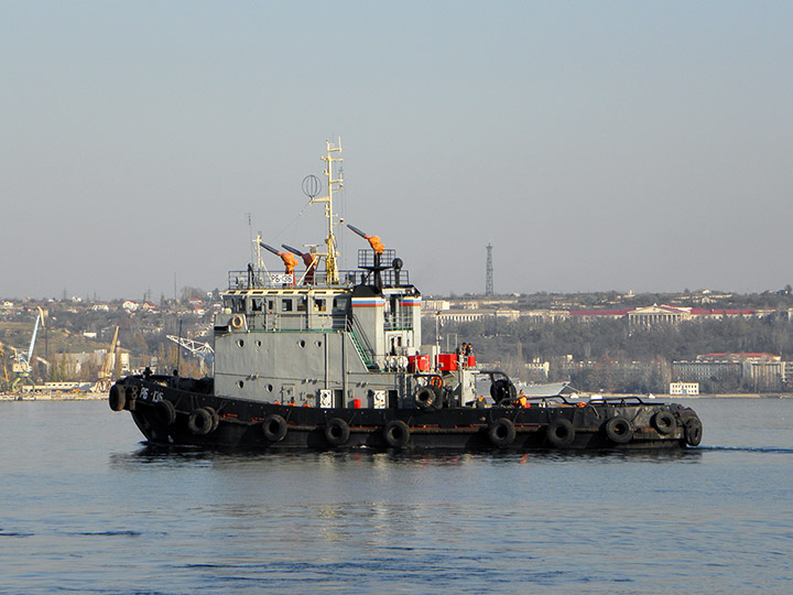 Рейдовый буксир "РБ-136" выходит из Южной бухты Севастополя