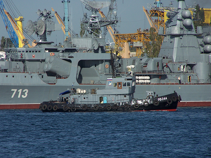 Рейдовый буксир "РБ-244" на фоне боевых кораблей Черноморского флота