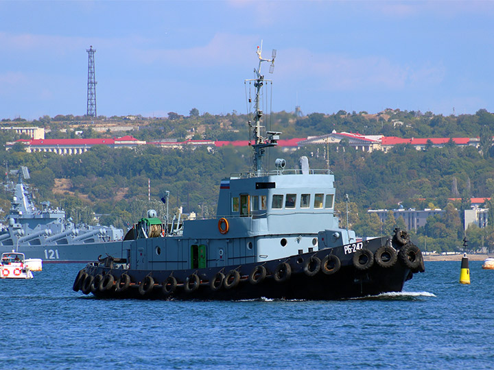 Рейдовый буксир РБ-247 на ходу в Севастопольской бухте