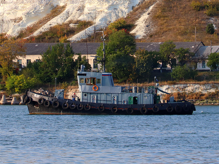 Рейдовый буксир РБ-247 ЧФ РФ на ходу в Севастопольской бухте