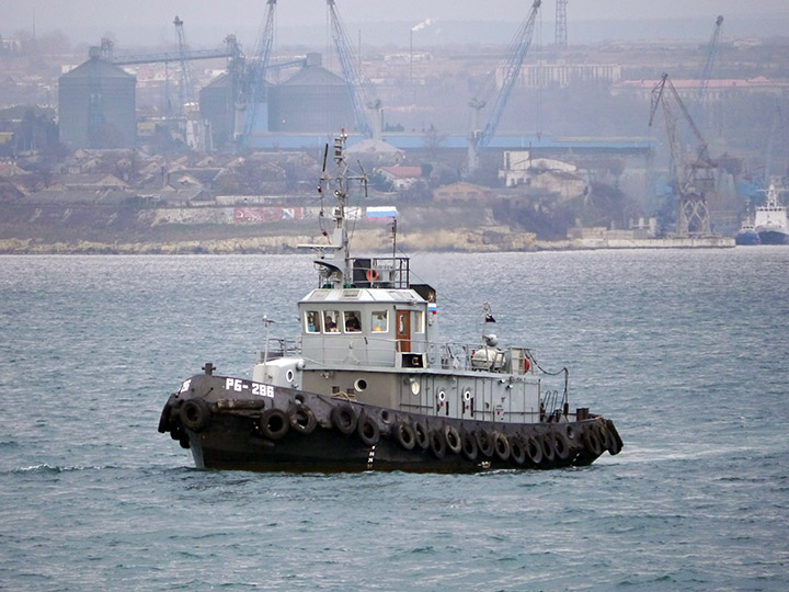 Рейдовый буксир "РБ-296" Черноморского флота в Севастопольской бухте