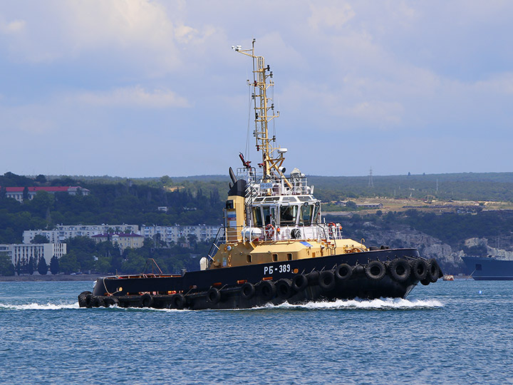 Рейдовый буксир "РБ-389" Черноморского флота на ходу