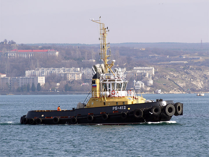 Рейдовый буксир "РБ-412" в Севастопольской бухте